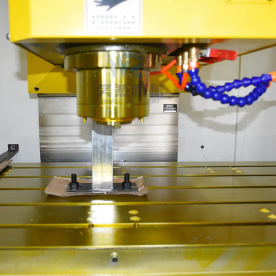 เครื่องแมชชีนนิ่งเซ็นเตอร์แนวนอนขนาดเล็ก 4 แกน CNC ศูนย์กัดแนวตั้ง Vmc1370