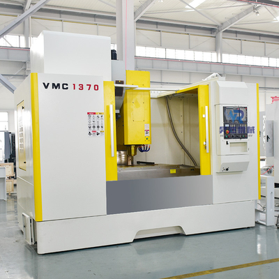 Fanuc Controller Vmc เครื่องเจาะ 4 แกนเครื่องแมชชีนนิ่งเซ็นเตอร์แนวตั้งใหม่ VMC1370