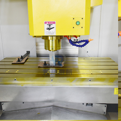 Fanuc Controller Vmc เครื่องเจาะ 4 แกนเครื่องแมชชีนนิ่งเซ็นเตอร์แนวตั้งใหม่ VMC1370