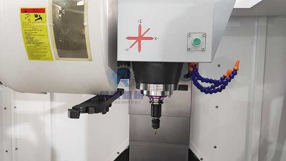 ศูนย์เครื่องจักรกลซีเอ็นซีแนวตั้งเหล็ก VMC850 เครื่องกัดซีเอ็นซีโลหะ